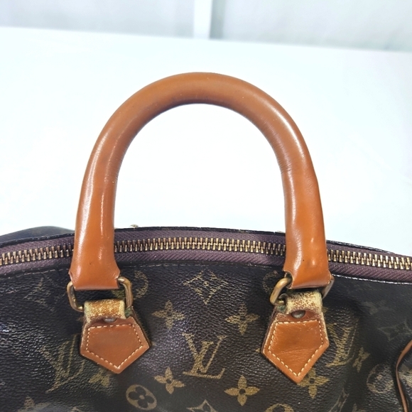 Authentic Louis Vuitton Monogram Canvas Speedy Handbag. - Picture 4 of 11